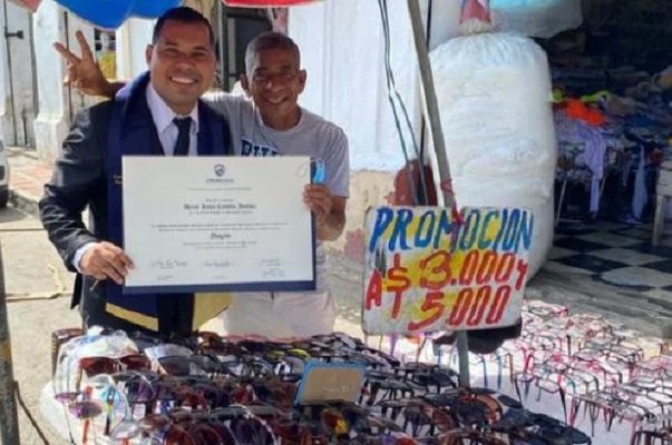 Joven sorprende a su padre con título universitario en su puesto de lentes