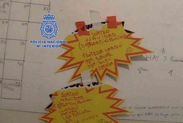 Policía de España confisca 'narcocestas' con cocaína, alcohol y jamón