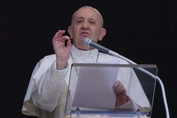 Papa Francisco critica la reducción en educación y la subida en armas