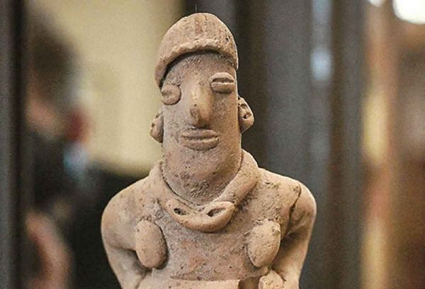 Exhiben en París 18 piezas arqueológicas devueltas recientemente a México