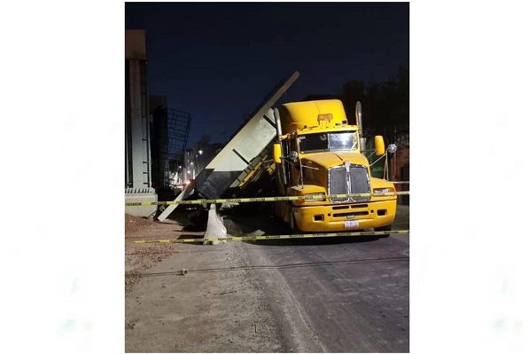 Cierran la calzada Ermita Iztapalapa por el deslizamiento de una pieza del Trolebús