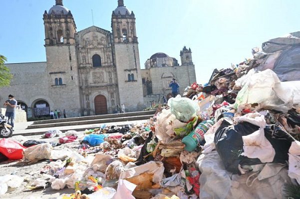 Por tercer día, personal de limpia mantiene bloqueos en Oaxaca por falta de aguinaldos