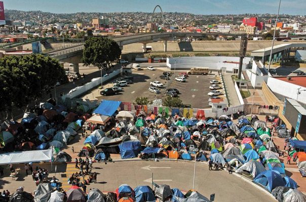 Ebrard aclara que 'Quédate en México' no recibirá embarazadas, menores y no vacunados