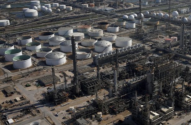 Empresarios intentan bloquear la compra de refinería Deer Park por Pemex