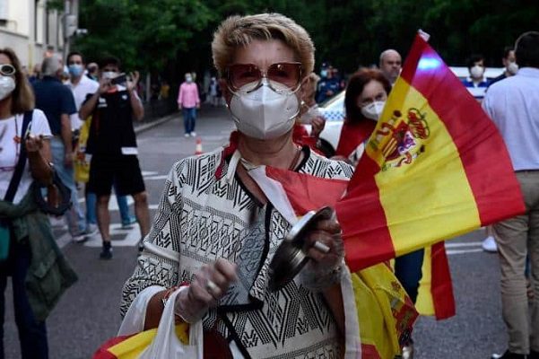 Ante Ómicron, España vuelve al uso obligatorio de cubrebocas en exteriores