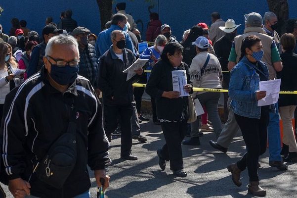 Ebrard descarta restricciones a viajes en México por Ómicron
