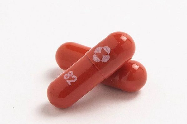La FDA autoriza el uso de la píldora contra COVID-19 de Merck