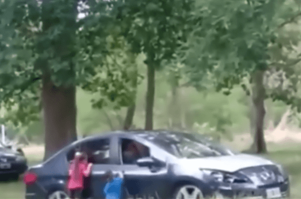 Detienen a pareja por bajar a sus hijos de auto para tener relaciones sexuales #VIDEO