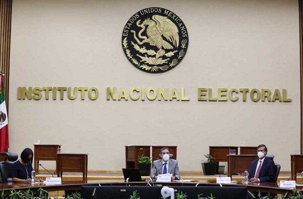 Presidente de la Cámara de Diputados denuncia a 6 consejeros del INE ante la FGR