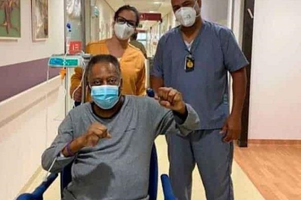 Pelé recibe el alta médica, pero continuará con tratamiento