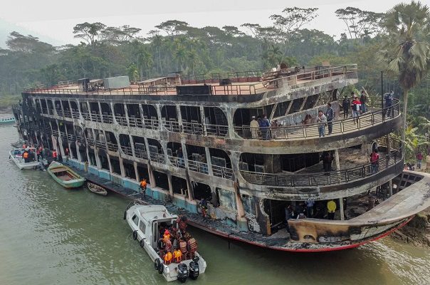 Al menos 39 muertos y 72 heridos en incendio de barco en Bangladesh