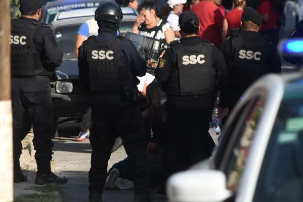 Vecinos lesionan a policías al intentar salvar a asaltantes, en la Cuauhtémoc