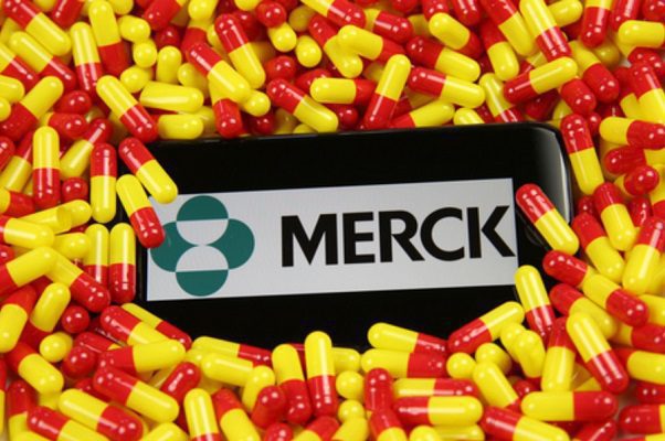 A un día de EU, Japón aprueba el uso de pastilla contra Covid-19 de Merck