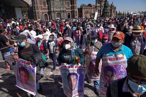 Familiares protestan en Basílica de Guadalupe a 87 meses del caso Ayotzinapa