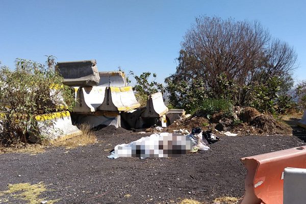 Abandonan cadáver de elemento de la Semar sobre la México-Cuernavaca