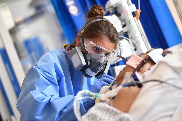 Nueva York registra importante alza en hospitalizaciones de niños por covid-19