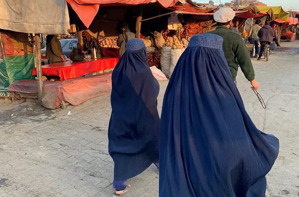 Talibanes prohíben a las mujeres viajar sin un hombre acompañante