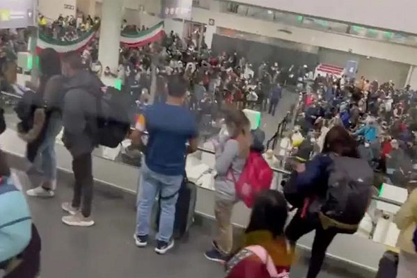 Largas filas y aglomeraciones se registraron este fin de semana en el AICM