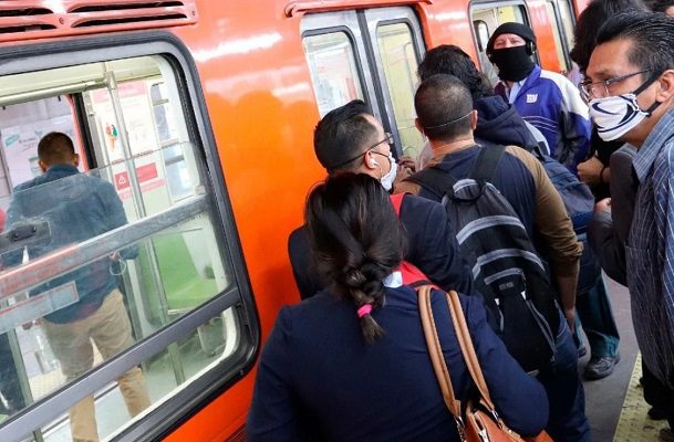 Hombre muere electrocutado al bajar a recoger su celular a vías de Metro Apatlaco