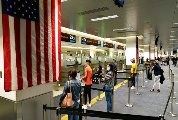 Continúan cancelaciones de vuelos por Ómicron; suman 800 vuelos en EE.UU.