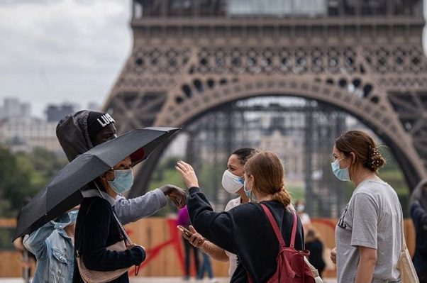Ante aumento de casos, Francia reimpone teletrabajo y adelanta dosis de refuerzo