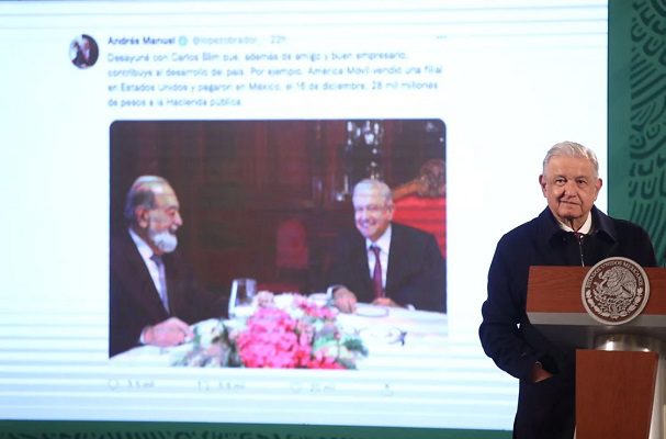 "Y se fijan en la vajilla": AMLO defiende desayuno con Slim