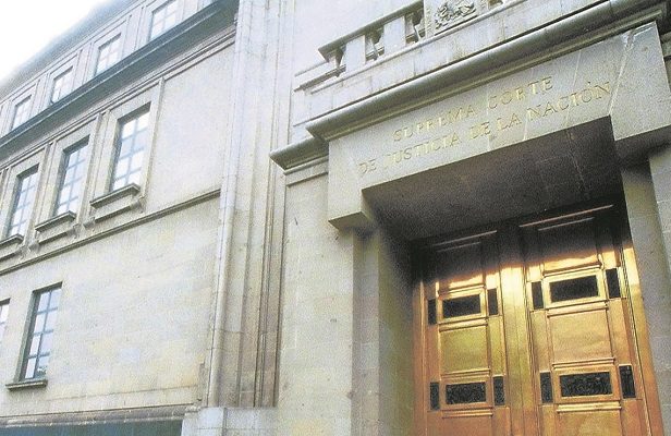 SCJN admite controversia de AMLO contra INE por revocación de mandato