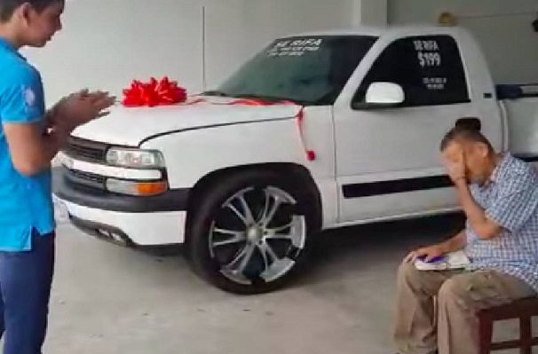 Hombre rifa camioneta para pagar tratamiento contra cáncer, pero ganador se la devuelve