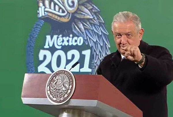 "Da gusto constatar la decadencia" de Vargas Llosa, celebra AMLO