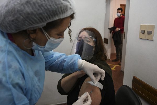 Inicia aplicación de dosis de refuerzo a personal médico en Edomex