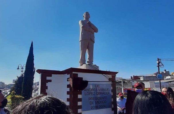 Presidente municipal devela estatua de AMLO en Atlacomulco, Edomex