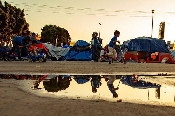 Biden pide a Corte Suprema revisar fallo que mantiene 'Quédate en México'