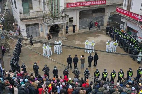 Someten a humillación pública a cuatro personas por romper reglas covid, en China #VIDEOS