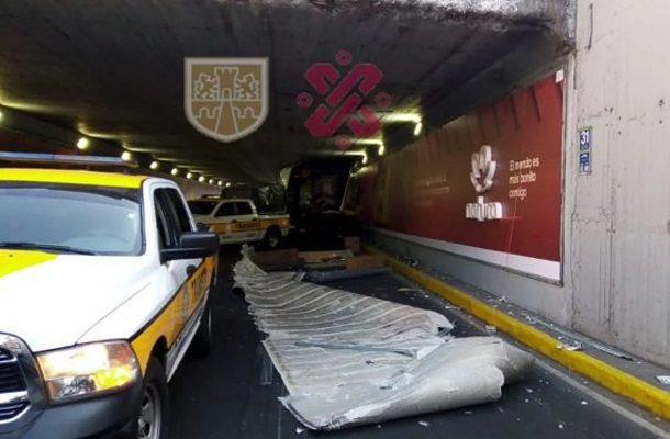 Tráiler cargado con abarrotes se atora en bajo puente de Viaducto