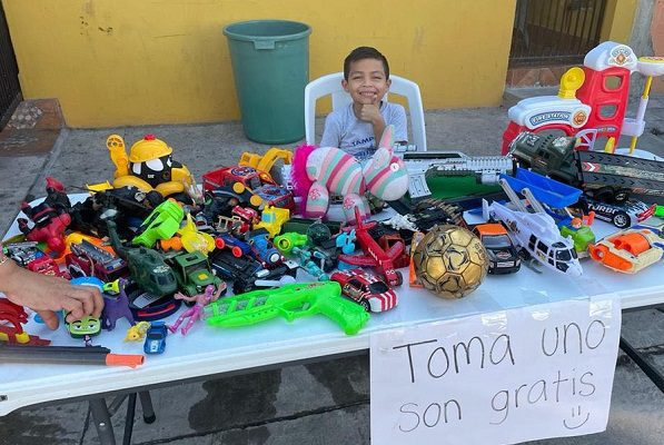 “Toma uno, son gratis”: niño de Tampico regala sus juguetes a pequeños sin obsequios