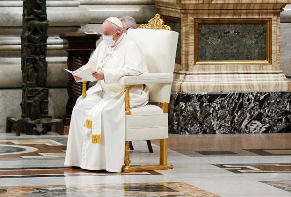 El Papa Francisco no preside ceremonia de víspera de fin de año; se queda sentado