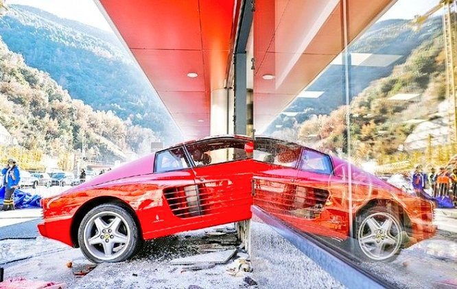 Abuelito estrella su Ferrari en centro comercial