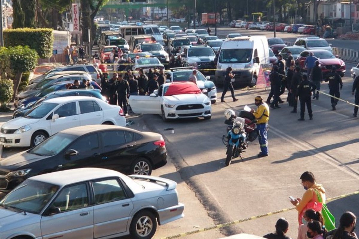 Acribillan a balazos a dos hombres abordo de un Mustang en Coapa