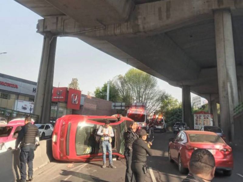 Auto volcado sobre Anillo Periférico