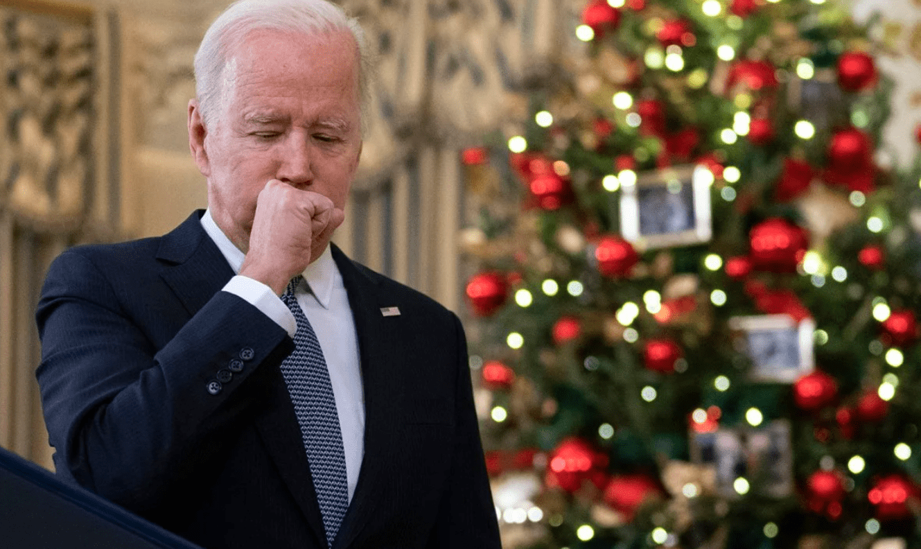Biden con voz ronca menciona que solo tiene gripe, no COVID