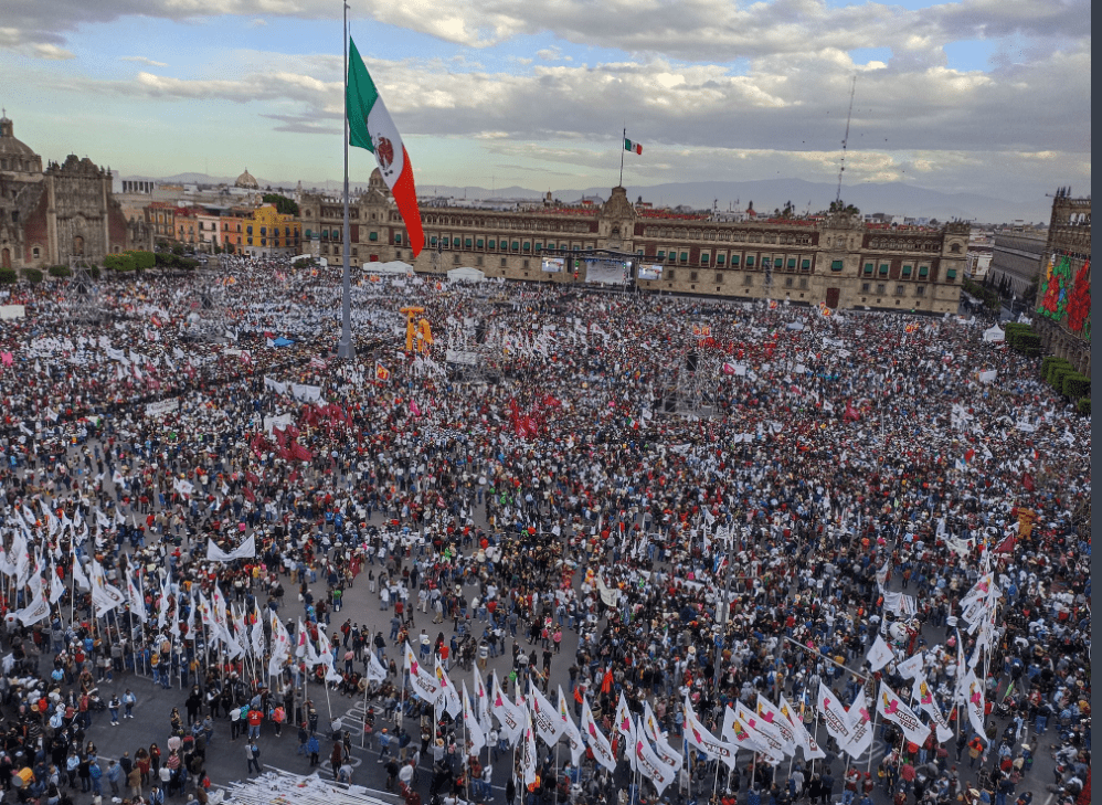 Así se vive el tercer informe de AMLO desde el zócalo capitalino #ENVIVO