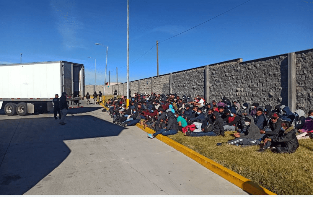 Rescatan a 210 migrantes que viajaban en caja de tráiler