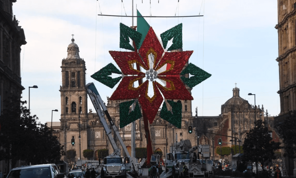 Zócalo capitalino se ilumina con alumbrado navideño