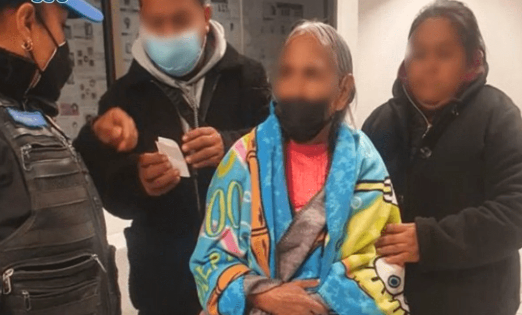 Policías auxilian a abuelita que salió y olvidó camino a casa