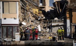 Rescatan a bebé y madre de edificio derrumbado en Francia