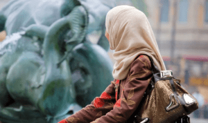 Destitución de maestra con velo musulmán crea polémica en Canadá