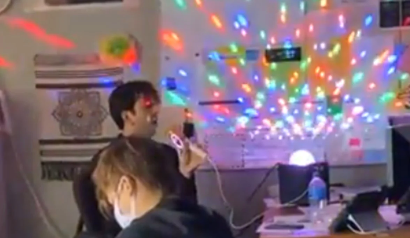 Despiden a maestros por crear Karaoke con canciones de Britney Spears