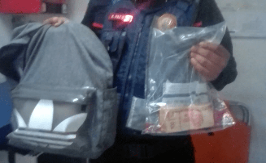 Usuario encuentra mochila con 10 mil pesos en estación Hidalgo y la entrega a policías