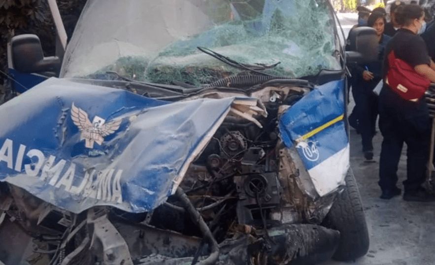 Chocan ambulancias por competir quien llegaba primero a la emergencia