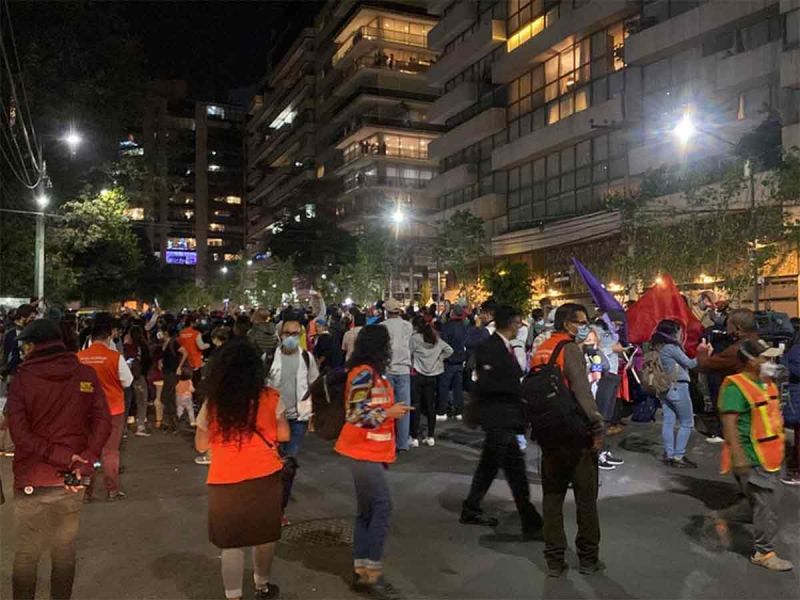 Caravana migrante protesta ante el INM